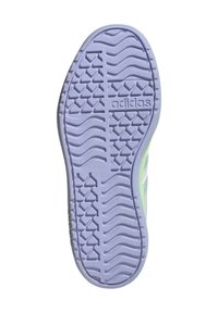 Suola di scarpa in gomma viola con un motivo a rilievo e una trama testurizzata, con il logo Adidas in rilievo, caratterizzata da un design ondulato e forme geometriche.