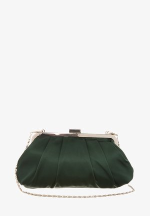 Bolso de mano de satén verde con diseño plisado, marco de metal plateado y correa de cadena desmontable. Textura suave y forma clásica.
