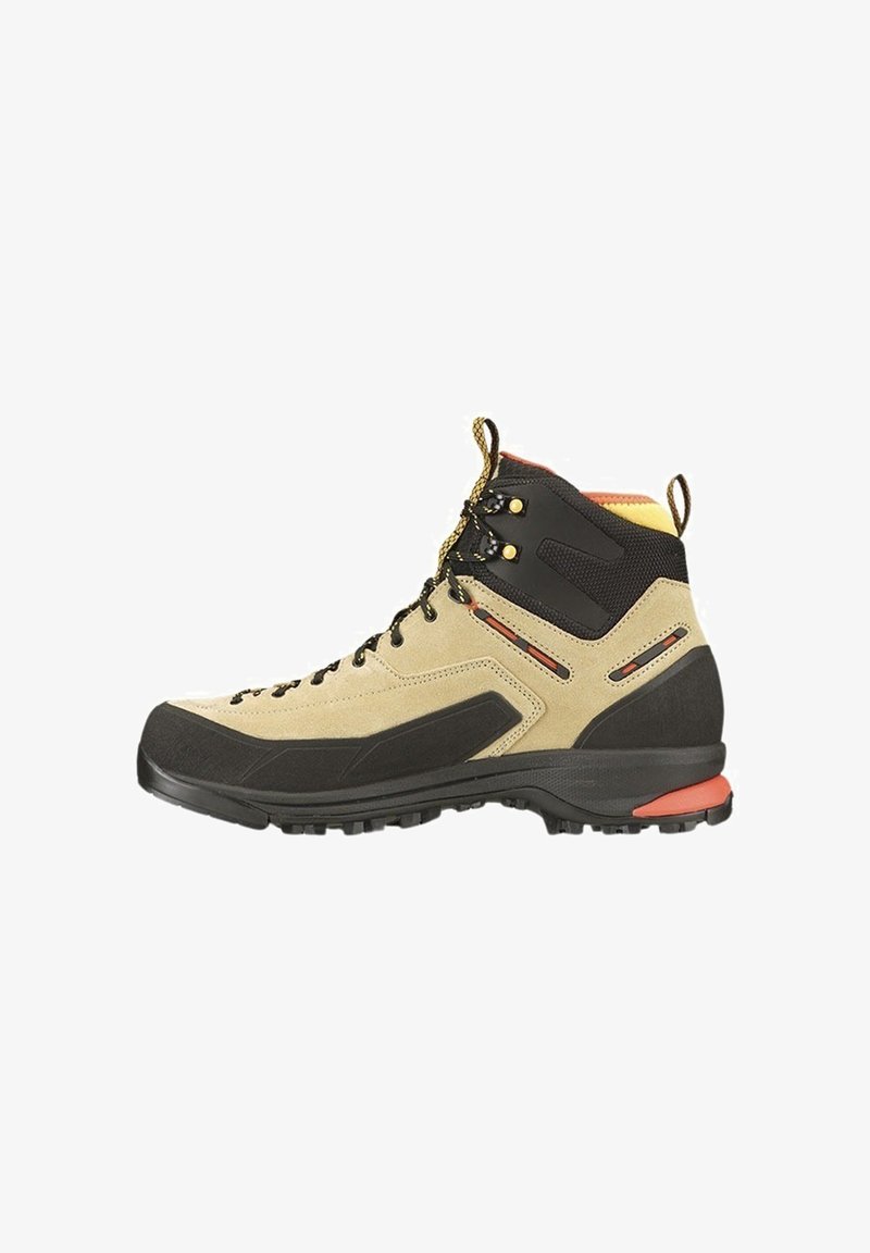 Bota de senderismo beige y negra con parte superior de ante, suela de goma resistente y puntera reforzada. Incluye ojales de metal y detalles en naranja.