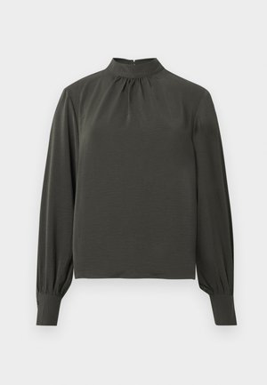 Top verde scuro a maniche lunghe con collo alto, caratterizzato da dettagli arricciati nella scollatura e polsini abbottonati. Realizzato in un tessuto liscio e leggero.