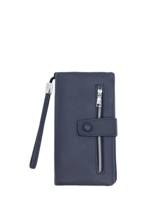 Portafoglio in pelle testurizzata blu navy con cinturino da polso, tasca frontale con zip e patta con chiusura a scatto, isolato su sfondo bianco.