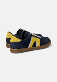 Sneakers in suede blu navy con accenti gialli e crema, dotati di punta arrotondata e suola in gomma. Lacci in un colore a contrasto.