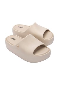 Infradito in piattaforma beige realizzate in materiale liscio, con punta aperta e ampia fascia superiore, decorati con un piccolo dettaglio del logo di lato.