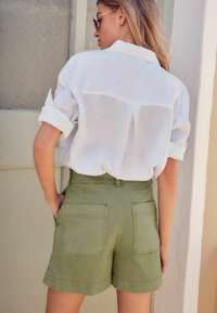 Next DOUBLE BUTTON REGULAR FIT - Džinsiniai šortai - khaki green