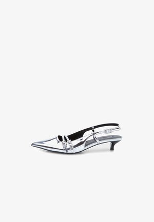Srebrna slingback čevlja s koničastim nosom in nizko kitten peto. Ima dva ozka trakova z detajli s sponkami. Gladek, sijoč zaključek.