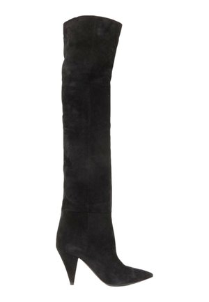 Botte noire en daim au-dessus du genou avec bout pointu et talon aiguille haut, vue de profil sur fond blanc.