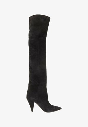 Botte noire en daim au-dessus du genou avec bout pointu et talon aiguille haut, vue de profil sur fond blanc.