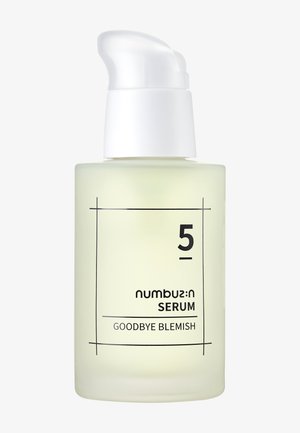 Serumfles met witte pompdispenser, gelabeld "5 numbu:n Serum Goodbye Blemish" op een mat doorschijnend glazen flesje.