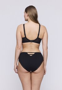 Set di lingerie nera composto da un reggiseno con spalline regolabili e chiusura a gancio, abbinato a un perizoma a vita alta con bordi ondulati.