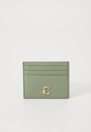 Portafoglio in pelle verde con texture e accento in oro, dotato di quattro slot per carte sul fronte e un design minimalista.