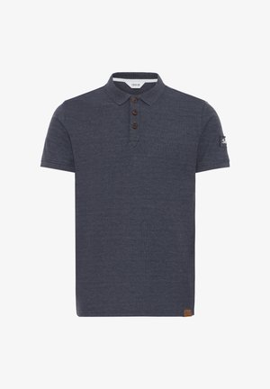 Polo de culoare bleumarin închis, fabricat dintr-un material texturat, având trei butoane maro pe guler și un mic patch cu logo pe mânecă.