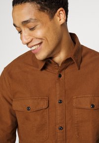 Selected Homme SLHREGTHOMAS SHIRT - Camisa - emperador