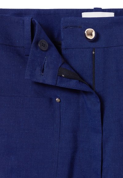 Pantalones de color azul marino con una tela suave, cierre frontal con botón y cremallera, bolsillos laterales y una textura sutil.