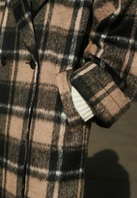 Next LONGLINE CHECK  - Klasický kabát - brown