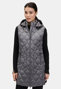 Kurtka pikowana w kolorze szarym z kapturem, z zamkiem błyskawicznym z przodu i kieszeniami bocznymi. Charakteryzuje się teksturowanym wzorem oraz regulowanymi sznurkami przy kapturze.