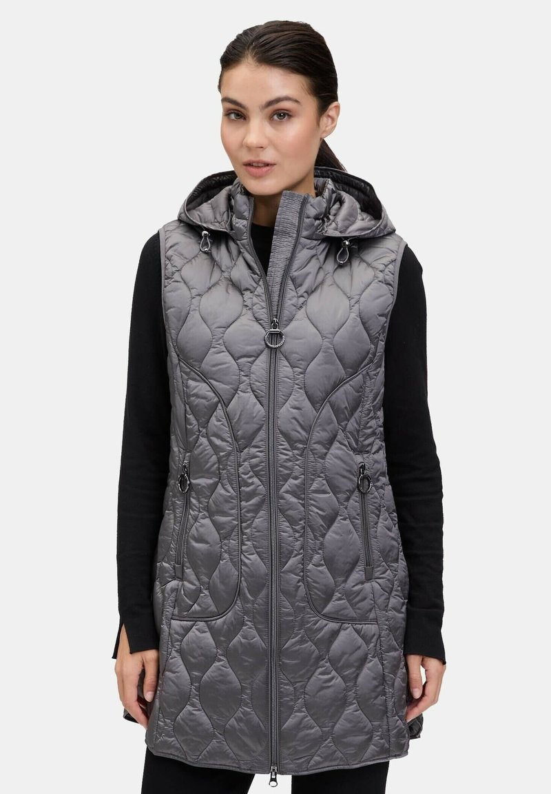 Kurtka pikowana w kolorze szarym z kapturem, z zamkiem błyskawicznym z przodu i kieszeniami bocznymi. Charakteryzuje się teksturowanym wzorem oraz regulowanymi sznurkami przy kapturze.
