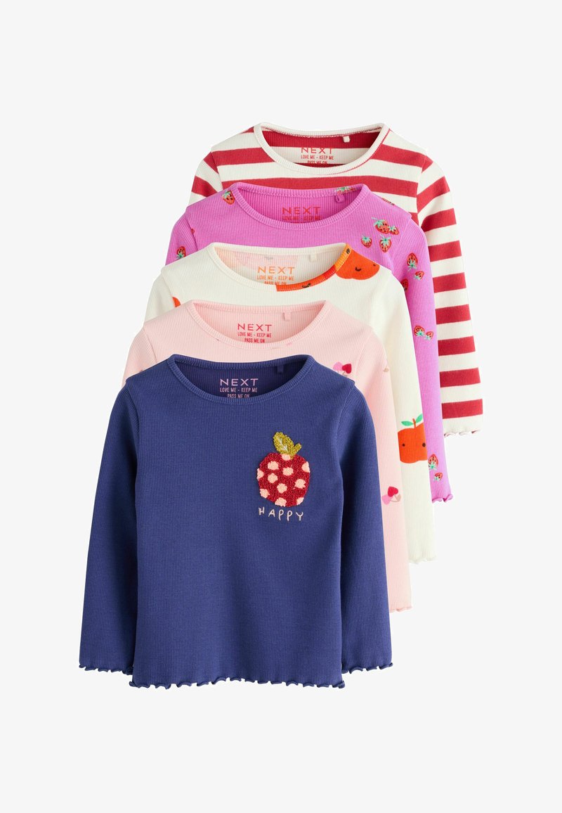 Cinq hauts à manches longues pour enfants dans différentes couleurs et motifs, dont bleu marine avec patch pomme et texte "happy", rose, crème avec des fruits, rose avec des fraises et rayures rouges.