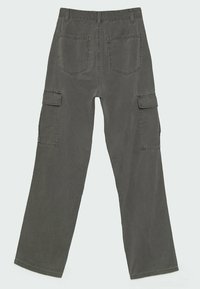 Pantalon cargo gris foncé à jambes droites avec poches arrière et poches latérales à rabat, présenté à plat sur un fond clair.