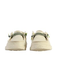 Baskets beige clair avec une surface texturée et des lacets en accent vert. Forme arrondie avec une semelle légèrement surélevée et des détails de design minimalistes.