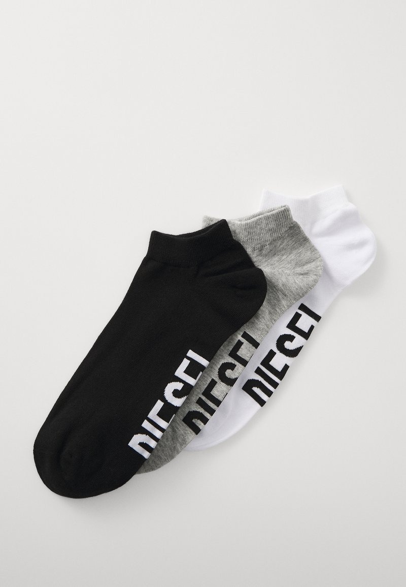 Calzini alla caviglia neri, grigi e bianchi realizzati in tessuto a maglia, con il logo "DIESEL" stampato in bold nero sul lato di ciascun calzino.