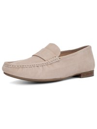 Beige ruskindslipper med mokkasinsyning og en lav træhæl, der viser et slip-on design og en remdetalje over vristen.
