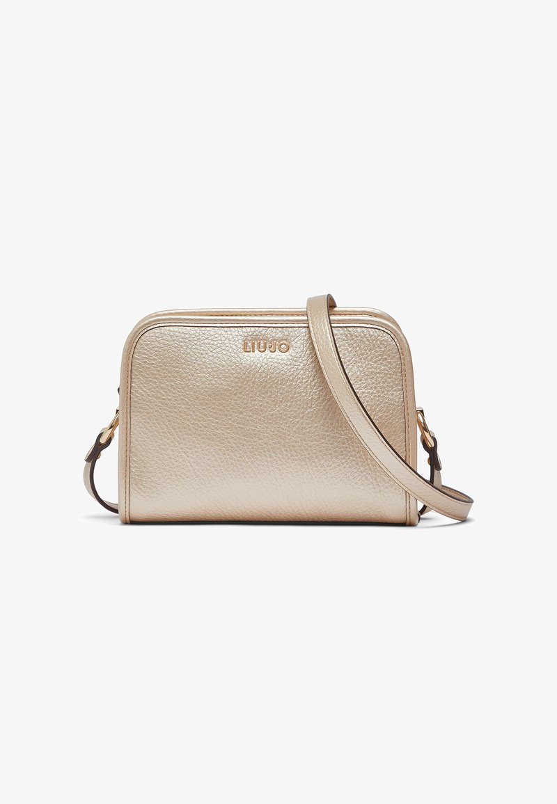 Bolso bandolera de cuero con textura dorada, cierre de cremallera, correa ajustable y logo grabado en el frente. Forma rectangular.