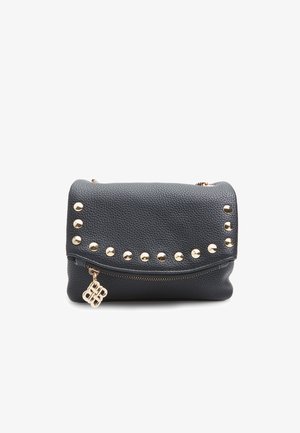 Leren handtas in donkergrijs met een gestructureerd oppervlak, voorzien van gouden studs langs de bovenkant en een voorzak met rits met decoratieve hardware.