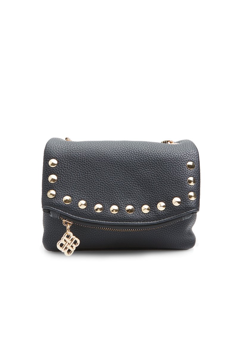 Borsa a mano in pelle di colore grigio scuro con superficie testurizzata, caratterizzata da borchie dorate lungo la parte superiore e una tasca frontale con zip e accessori decorativi.