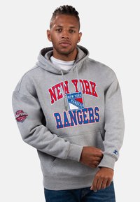 Grauer Kapuzenpullover mit "NEW YORK RANGERS" in roter und blauer Schrift. Hat ein Logo auf der linken Schulter und eine Fronttasche.
