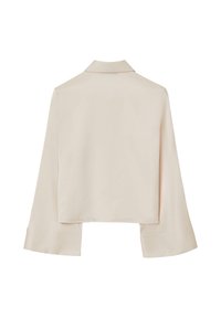 Blusa corta color beige chiaro con una texture liscia, maniche ampie e colletto classico. Linee pulite senza hardware visibili o decorazioni.