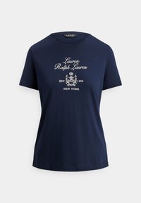 Tamnoplava majica kratkih rukava s natpisom "Lauren Ralph Lauren EST. 1996 NEW YORK" i ukrasnim grbom tiskanima u bijeloj boji sprijeda.