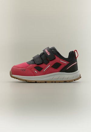 Basket rouge et noire pour enfants avec deux bandes velcro noires, semelle blanche et semelle marron, présentée de profil sur fond neutre.
