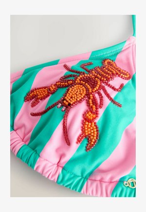 Bikini augšdaļa ar rozā un zaļu svītrainu audumu, greznota ar oranžas un sarkanas krāsas pērļotu omāra dizainu, ar savāktām malām un metāla detaļām.