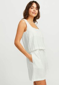 Hvid linned tankkjole med en cropped top, løs pasform, brede stropper og sidelommer, der har en glat tekstur og minimalistisk design.