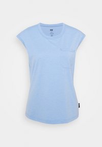 Ljusblå bomullströja med korta rullade ärmar, rund halsringning och en bröstficka framtill. Mjuk textur, avslappnad passform, minimalistisk design.