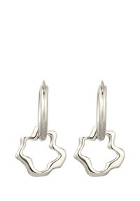 Sølvøreringe med en bølget, asymmetrisk stjerneskygge-design og en poleret overflade. Glat tekstur med cirkulært hardware.