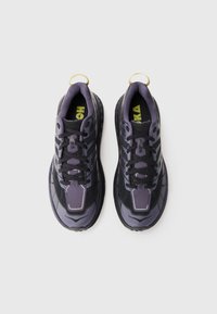 O pereche de pantofi sport negri și violet închis, cu partea superioară din plasă și material sintetic, cu șireturi negre și mânere galbene, văzuți dintr-o perspectivă superioară pe fundal alb.