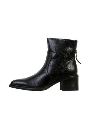 Bottines noires en cuir texturé, dotées d’un talon bloc, de coutures apparentes en relief et d’une fermeture éclair latérale pour un enfilage facile.