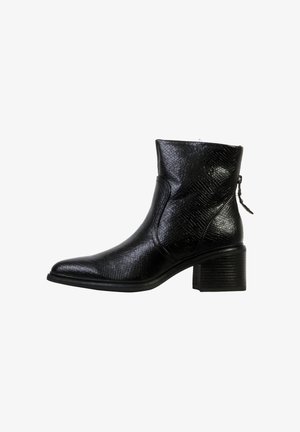 Bottines noires en cuir texturé, dotées d’un talon bloc, de coutures apparentes en relief et d’une fermeture éclair latérale pour un enfilage facile.