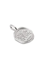 Pendentif en argent avec un design d'arbre texturé sur une base circulaire. Présente un bord lisse et une boucle pour l'attache.