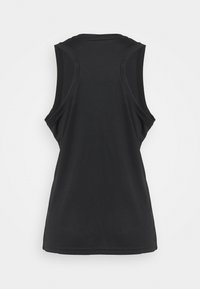 Débardeur noir sans manches avec un dos nageur, tissu lisse et ourlet légèrement évasé, présenté de dos sur un fond uni.