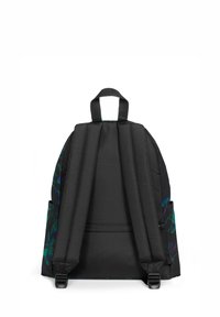 Mochila negra con correas acolchadas, que presenta un patrón abstracto multicolor en los laterales. Incluye un asa en la parte superior y un bolsillo con cremallera.