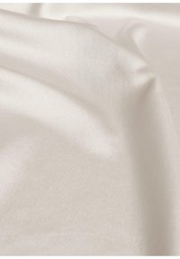 Zijde stof, gladde textuur, lichtbeige kleur, met een subtiele glans en gedrapeerde plooien die zachte golvingen en schaduwen creëren.