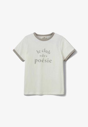 Bijela pamučna majica kratkih rukava sa sivim rebrastim ovratnikom i rubovima na rukavima. Na prednjoj strani otisnut je natpis "le club de poésie" u sivom tekstu.