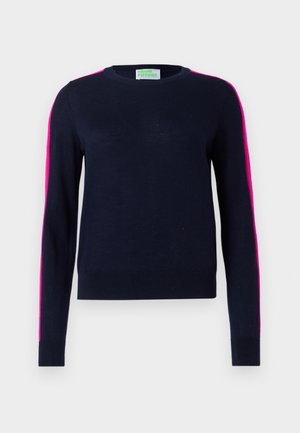 Ναυτικό πουλόβερ με μακριά μανίκια, διακοσμημένο με φωτεινές ροζ λωρίδες στα πλάγια. Απλός σχεδιασμός με λαιμόκοψη, κατασκευασμένο από μαλακό, ελαφρύ υλικό.