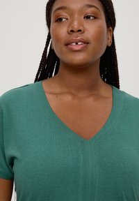 Triangle MIT INSERTS - Bluza - grün