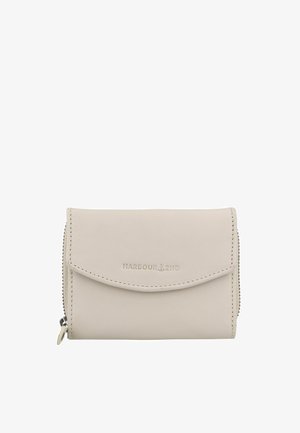 Cartera de cuero beige claro con textura suave, cierre de solapa y cremallera plateada alrededor. Presenta el nombre de la marca en relieve en el frente.