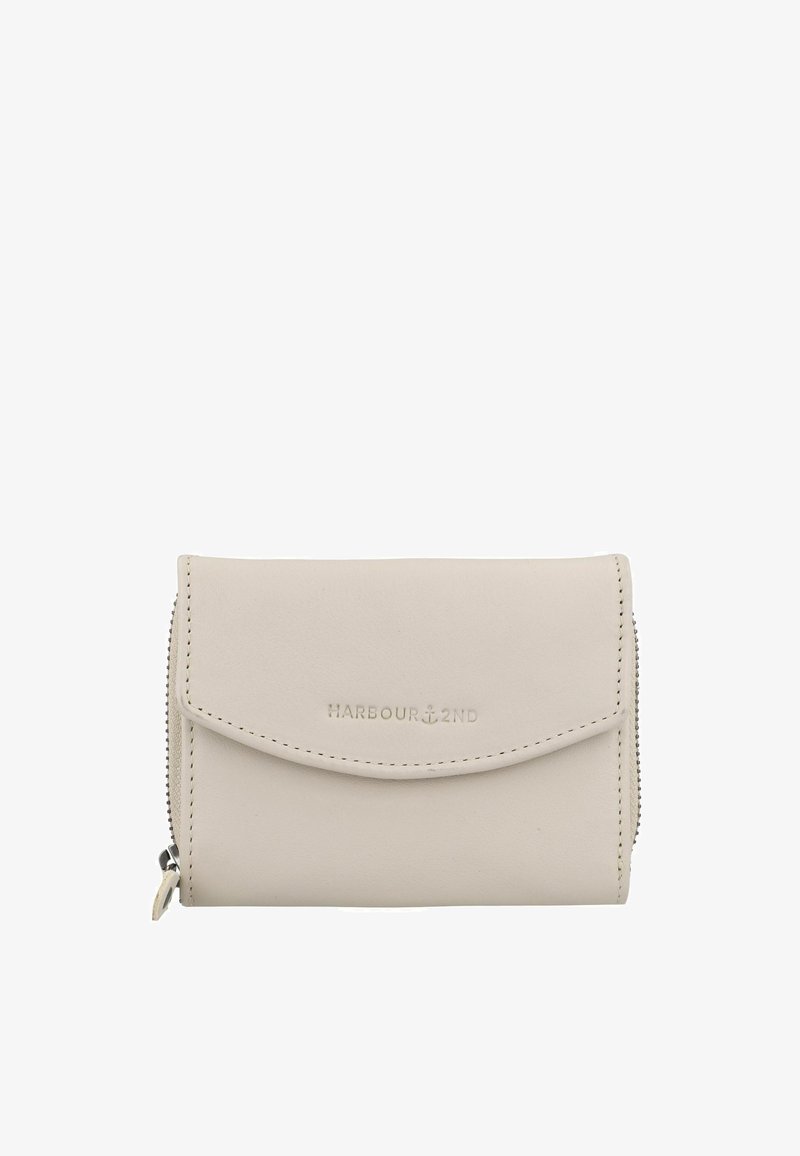 Cartera de cuero beige claro con textura suave, cierre de solapa y cremallera plateada alrededor. Presenta el nombre de la marca en relieve en el frente.