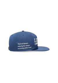 Niebieska czapka z płaskim daszkiem, wykonana z tkaniny. Zawiera białe napisy z cytatem po boku. Strukturalny design z zapięciem typu snapback.