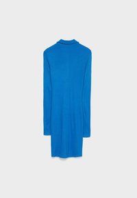 Robe à manches longues de couleur bleu vif, avec un col chemise et une silhouette droite, confectionnée dans un tissu lisse et doux.